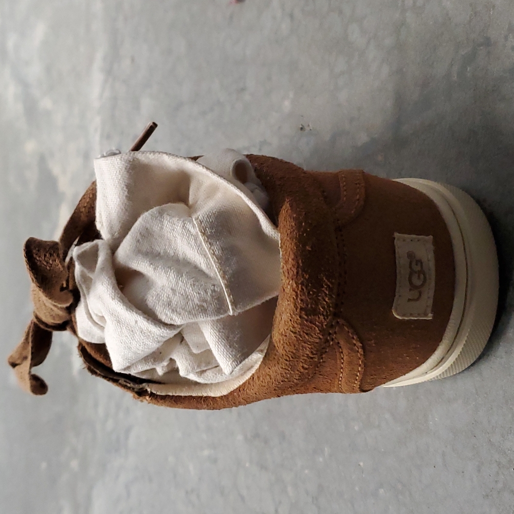 UGGS - Picture 4 of 7